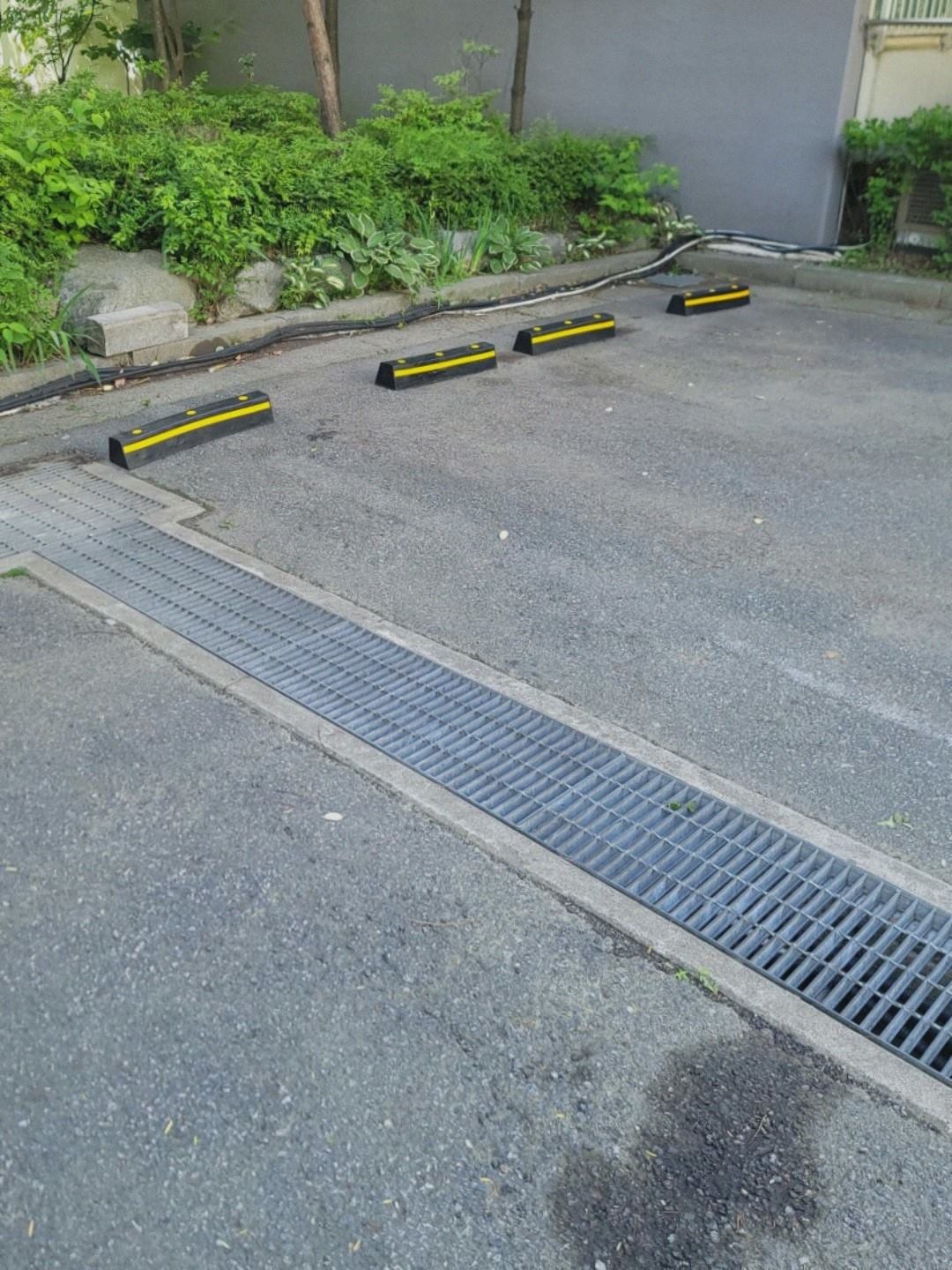주차 구획에 설치된 카스토퍼